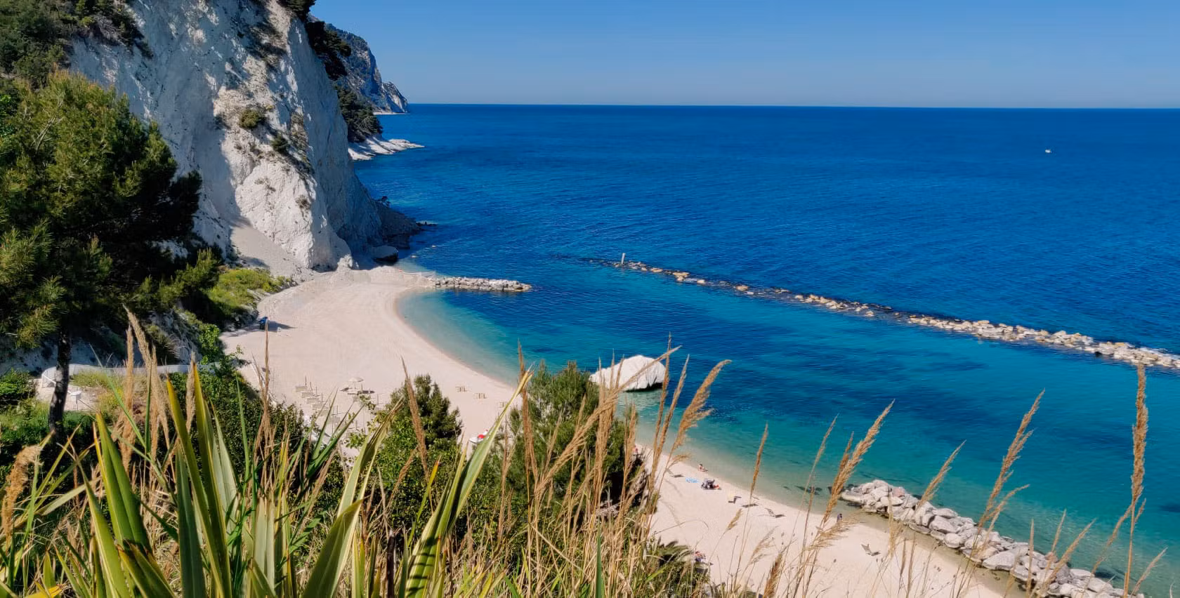 Spiaggia e mare della riviera del Conero