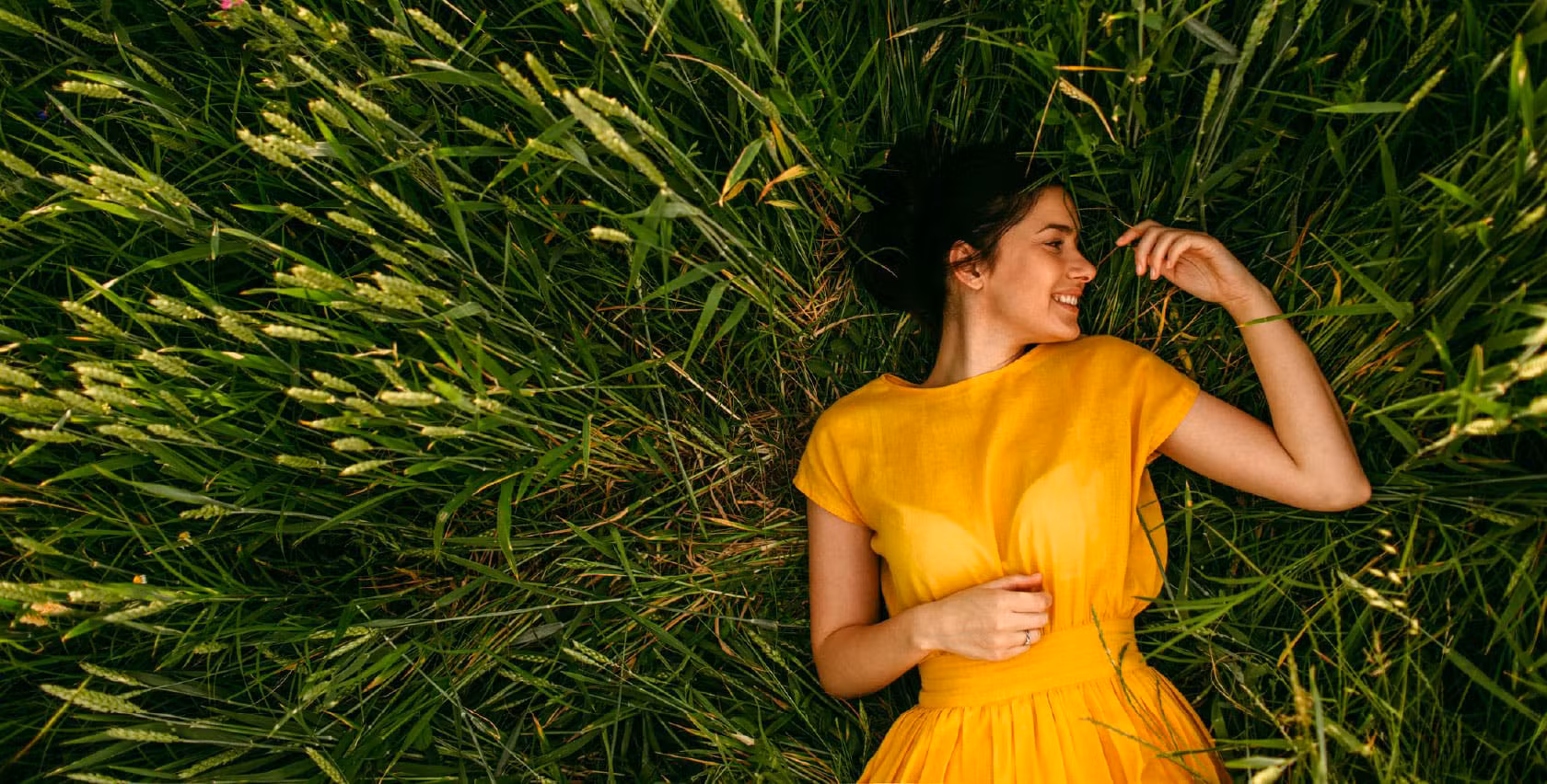 Foto di ragazza sdraiata su un prato