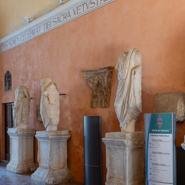 statue senza testa osimo